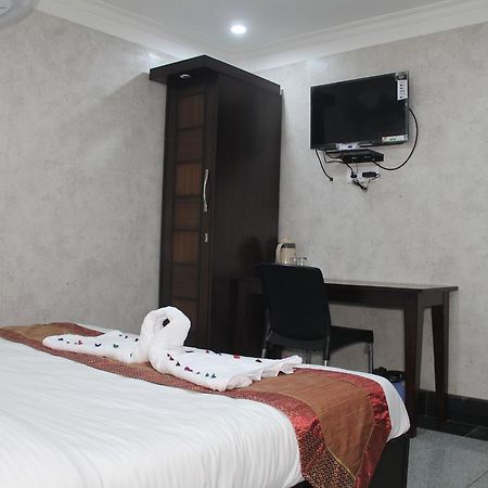 Hotel Silk Haldwani Bagian luar foto