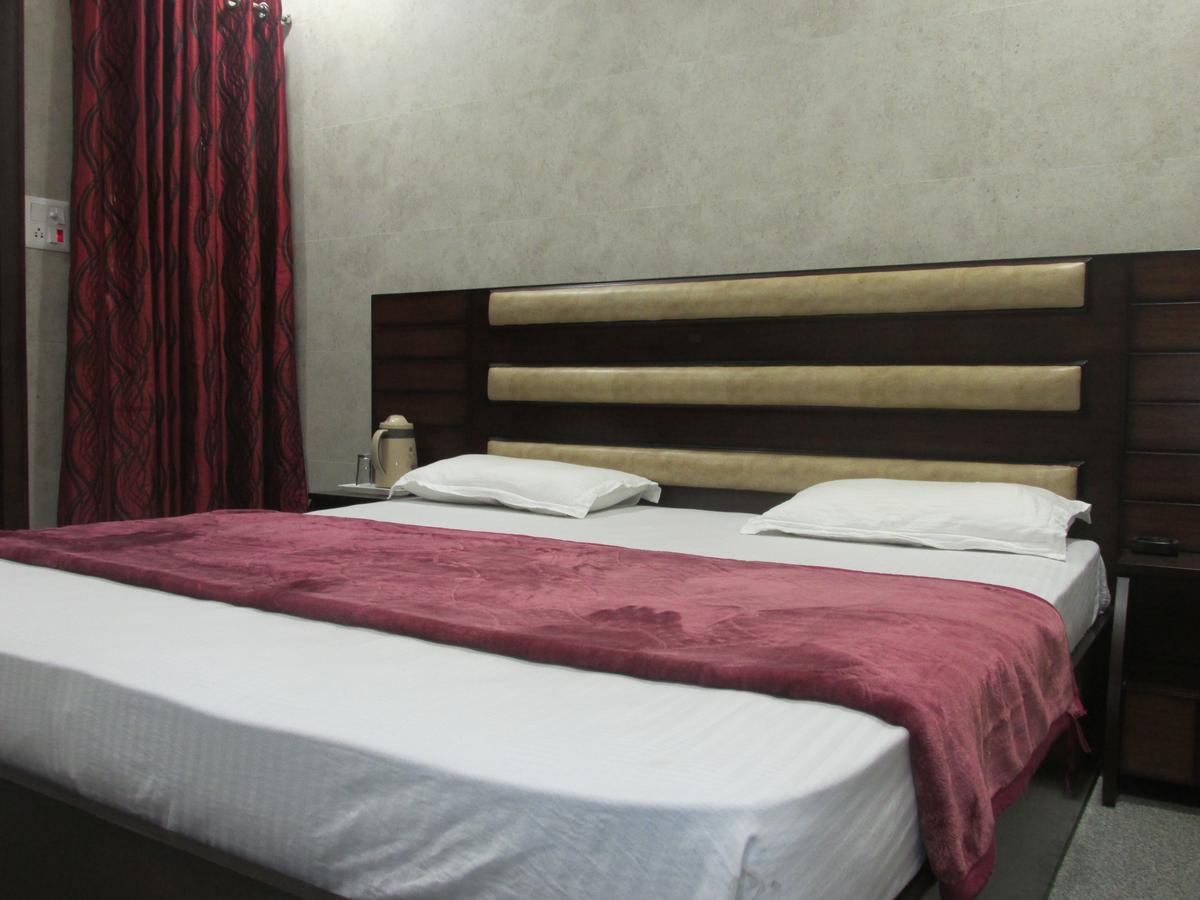 Hotel Silk Haldwani Bagian luar foto